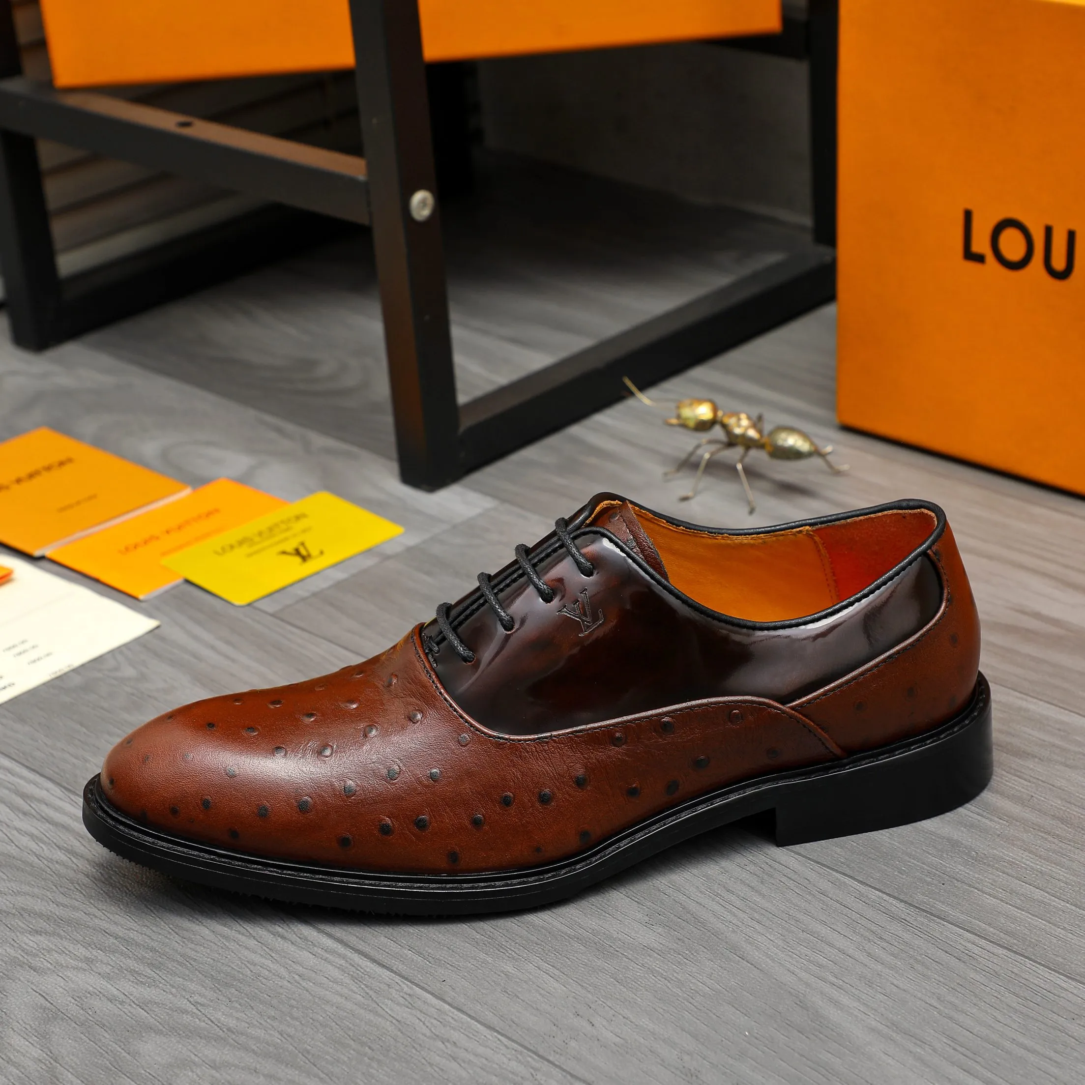 Men's shoes 💰p460 Product trademark: LV (Louis Vuitton) business lace-up formal leather shoes. Regular size: 39-44 (38.45 custom-made, non-refundable) Product materials: Selected high-quality ostrich pattern cowhide spliced ​​with pearlescent cowhide upper, cowhide lining, original rubber outsole